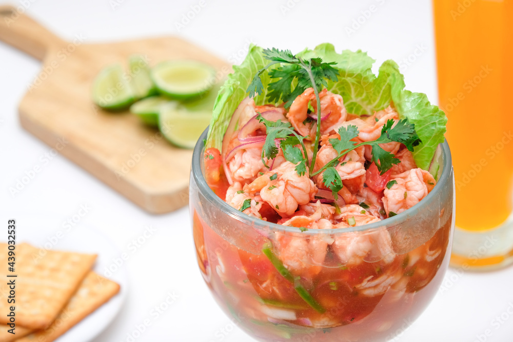 Foto de C&oacute;ctel de camarones en ceviche con bebida, limon y galletas