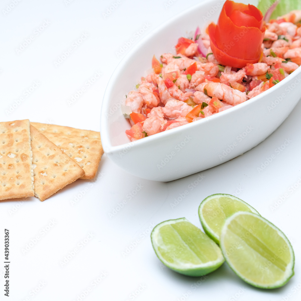 Coctel de ceviche de camaroncillo con galletas saladas y limones. Coctel de ceviche de camaroncillo con galletas saladas y limones.