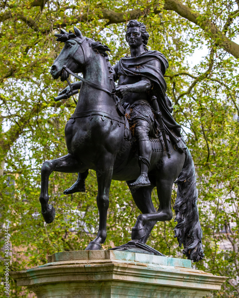 Obraz premium King William III Statue in St James's Square in London
