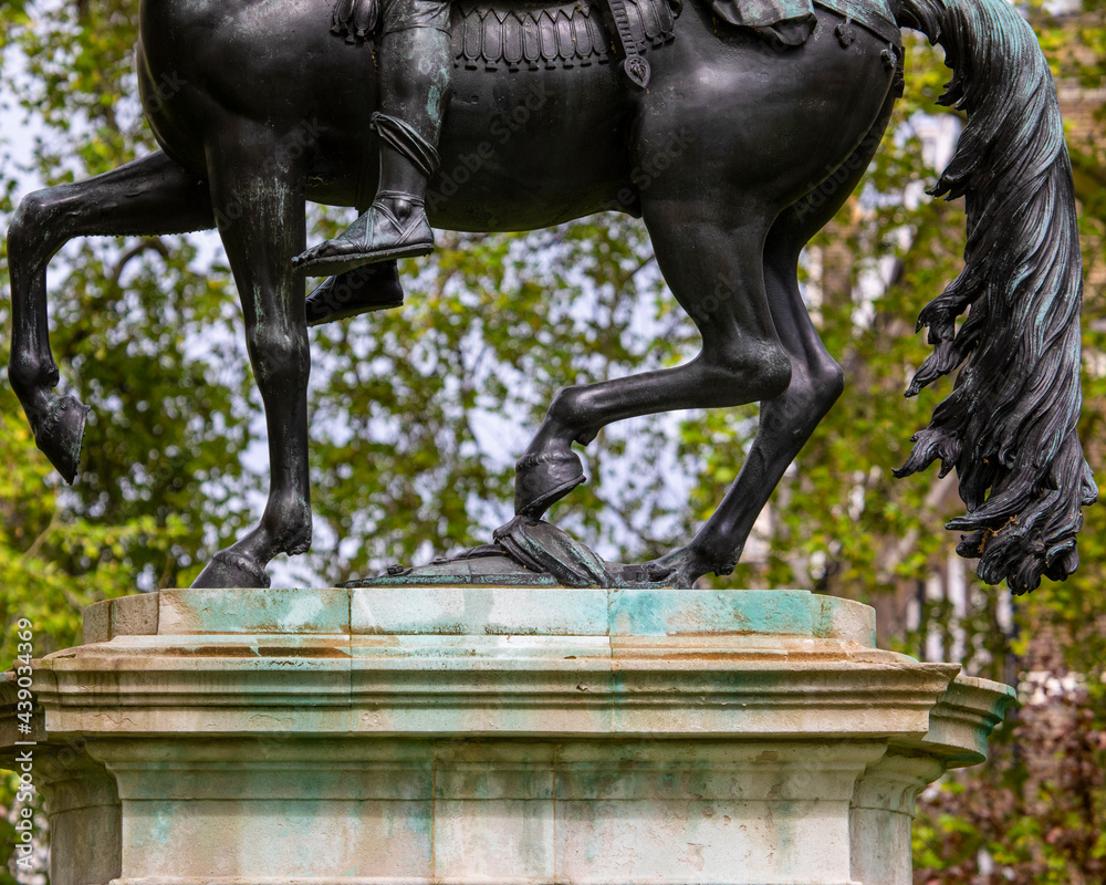Mole Hill of the William III Statue in London, UK