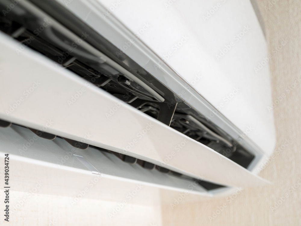 Split system air conditioning, wall-mounted air conditioning system consisting of two units external and internal, the indoor unit is mounted inside the air-conditioned room, the units are connected Split system air conditioning, wall-mounted air conditioning system consisting of two units external and internal, the indoor unit is mounted inside the air-conditioned room, the units are connected
