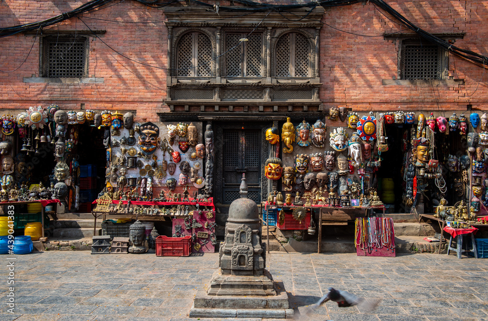 Φωτογραφία An old building with souvenir shop selling Nepalese wooden carving or handmade pieces in the Thamel market, Thamel District of Kathmandu, Nepal