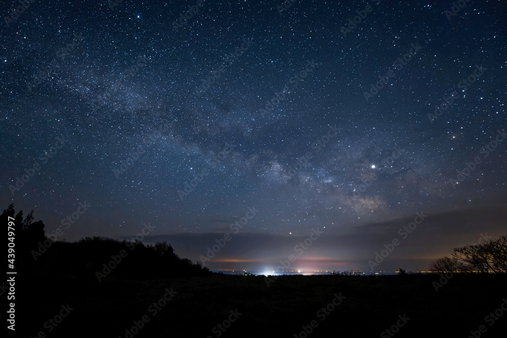 対岸の街明かりの上空に輝く木星と天の川 対岸の街明かりの上空に輝く木星と天の川
