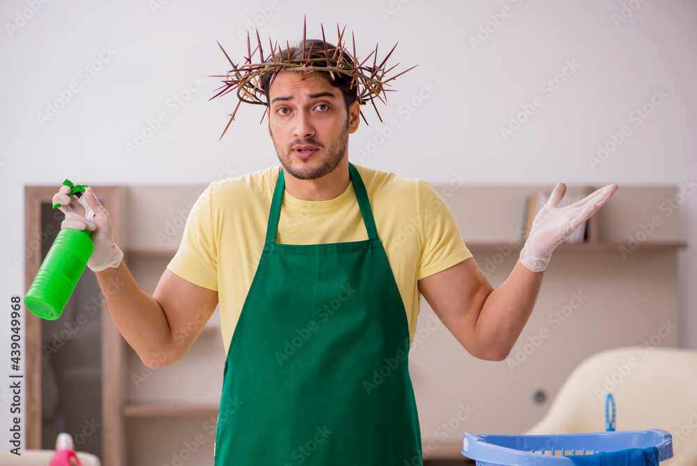 Εκτύπωση καμβά Young male contractor wearing prickly wreath on head cleaning th