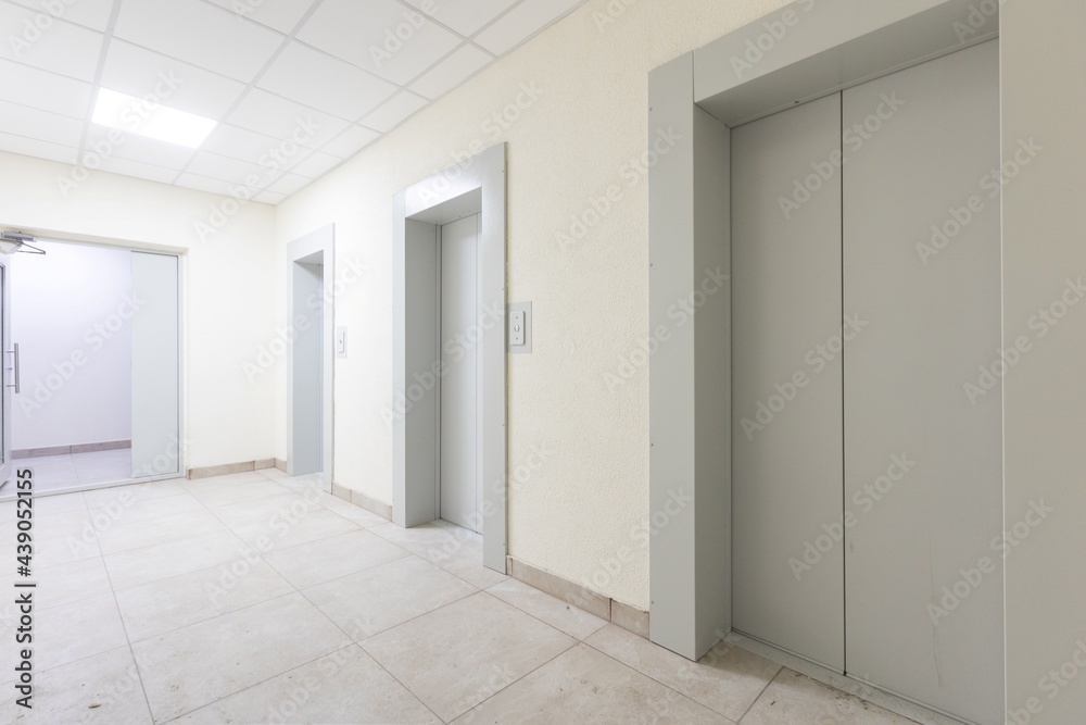 Fototapeta premium interior of the apartment without decoration in gray colors