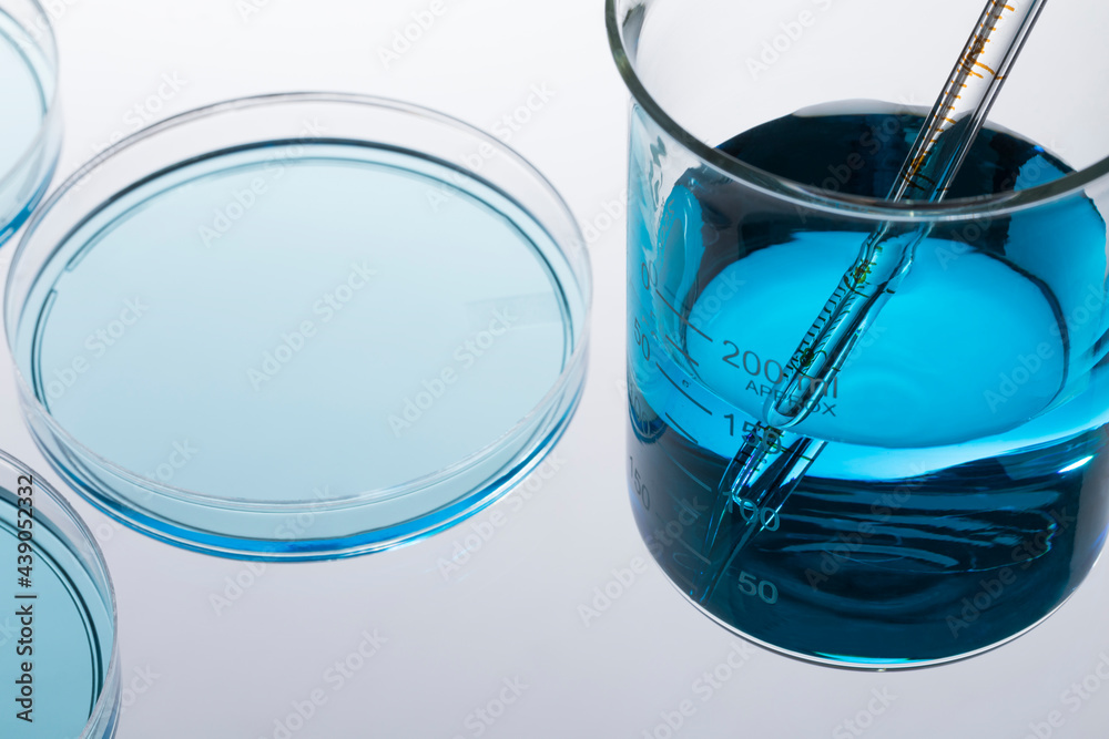 © Tetra Images - Petri dish with blue liquid and pipette © Tetra Images - Petri dish with blue liquid and pipette