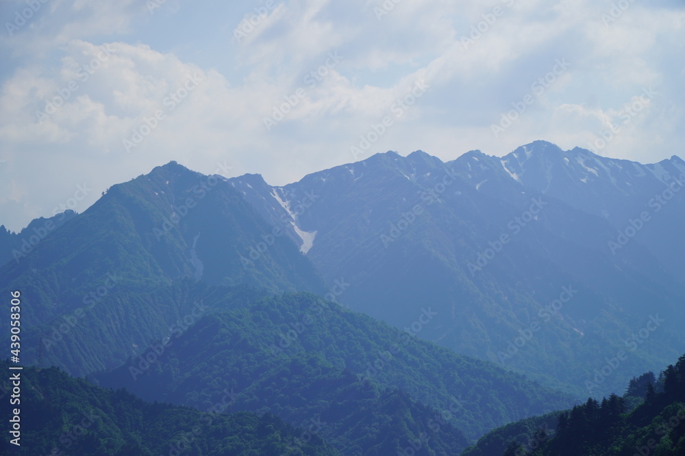 Fototapeta premium 奥只見湖から見える雪渓