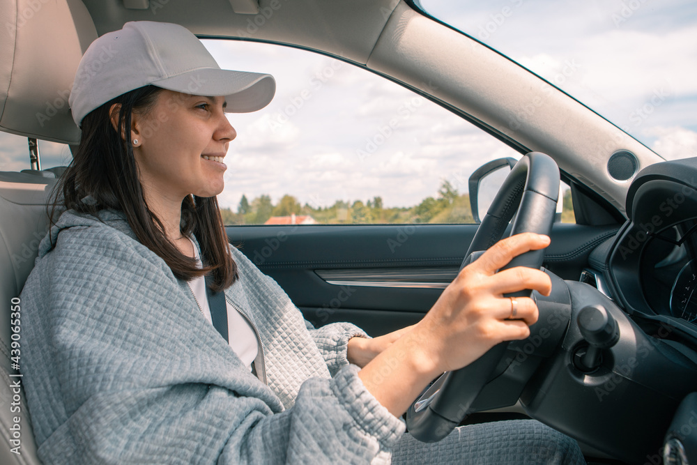 Naklejka premium smiling woman driving car view from inside