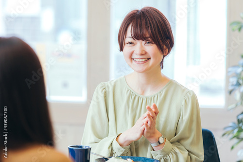 女友達と楽しくお茶する女性 