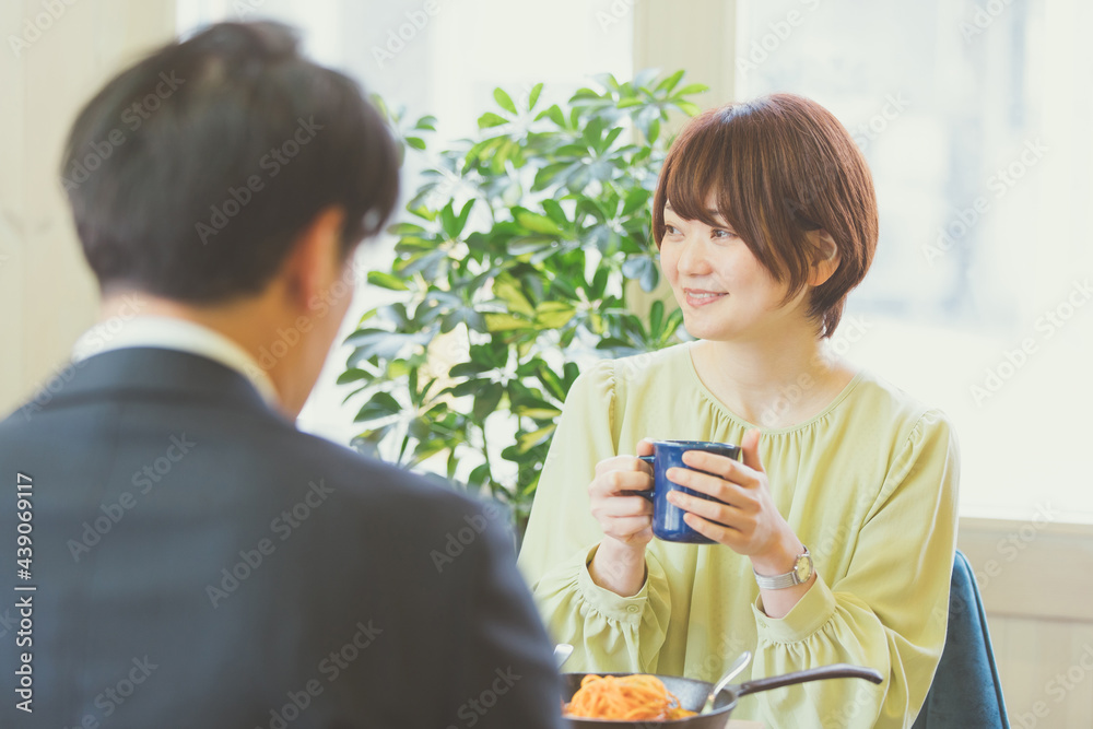 レストラン・飲食店・カフェでデートする男女
