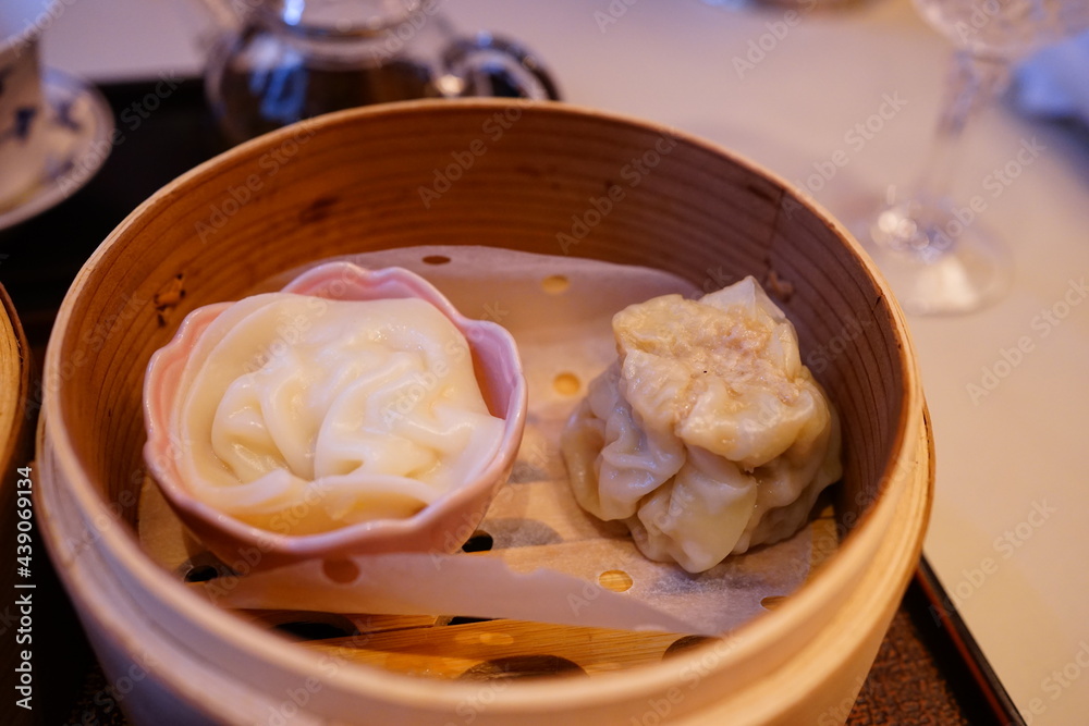 Chinese Food, Dim Sum, Shaomai and Xiao Long Bao in Bamboo Steamer - 中華料理 飲茶 竹の蒸し器に入った小籠包と焼売 Chinese Food, Dim Sum, Shaomai and Xiao Long Bao in Bamboo Steamer - 中華料理 飲茶 竹の蒸し器に入った小籠包と焼売