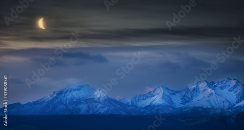 Fototapeta Naklejka Na Ścianę i Meble -  Nocna Panorama Tatr Z Księżycem 