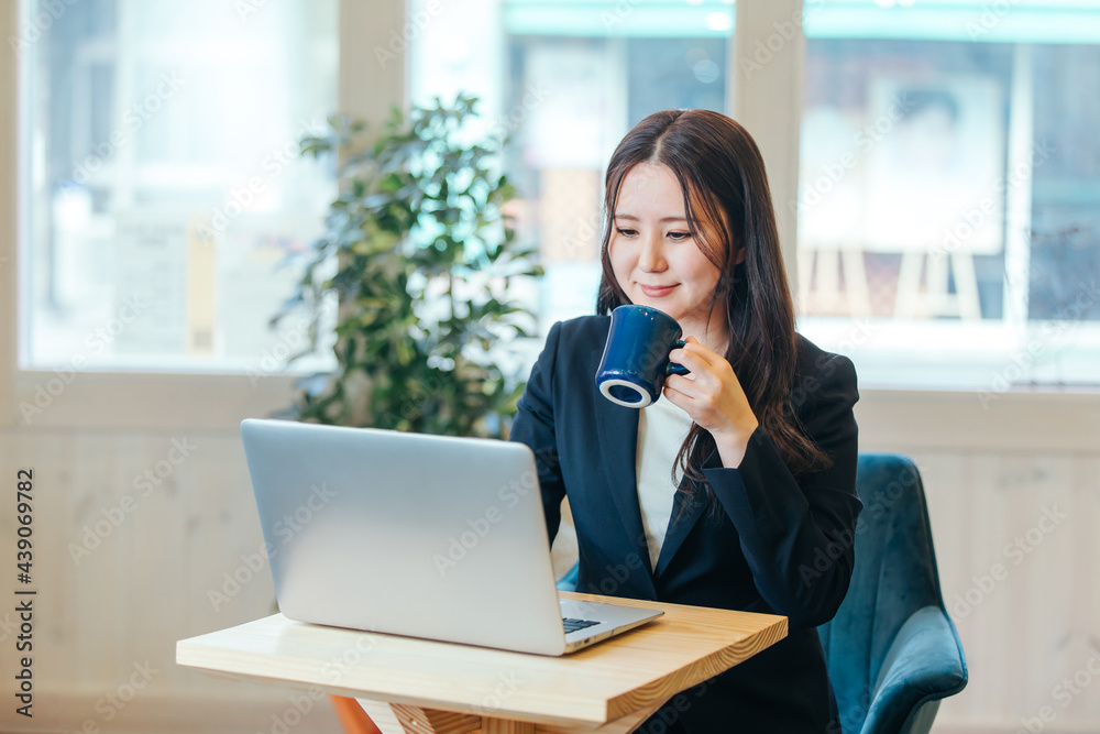 カフェで仕事するビジネスウーマン
