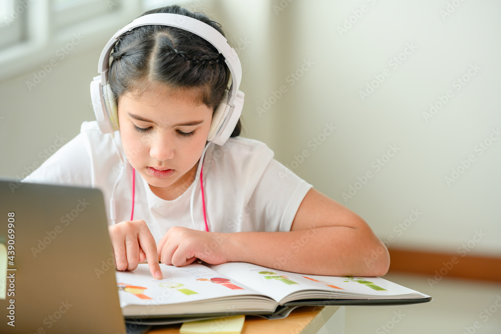 girl student She is studying hard and is happy to study online with a teacher or tutor from a distance. For education while waiting for the school to open. Concept : Online learning education. girl student She is studying hard and is happy to study online with a teacher or tutor from a distance. For education while waiting for the school to open. Concept : Online learning education.