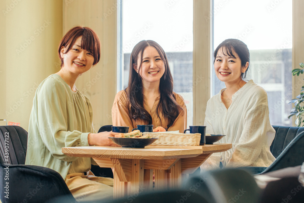 女子会・ランチ・カフェ・飲食店にきた女性たち
