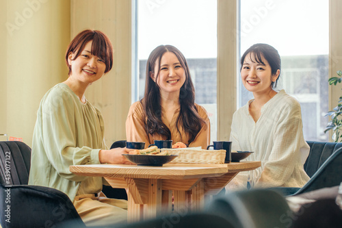 女子会・ランチ・カフェ・飲食店にきた女性たち 