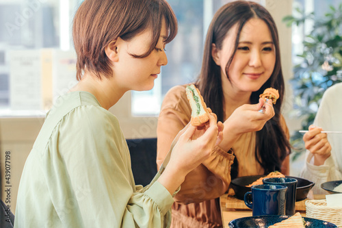 女子会・ランチ・カフェ・飲食店にきた女性たち 