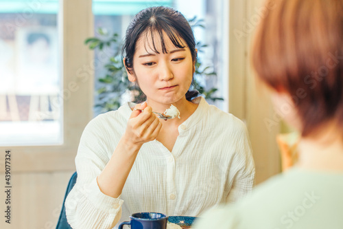 Foto 食欲不振・好き嫌い・不味い表情の女性