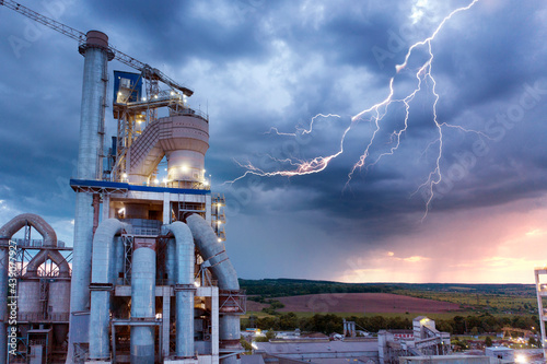 Obraz na płótnie Night plant in storm and lightning w salonie