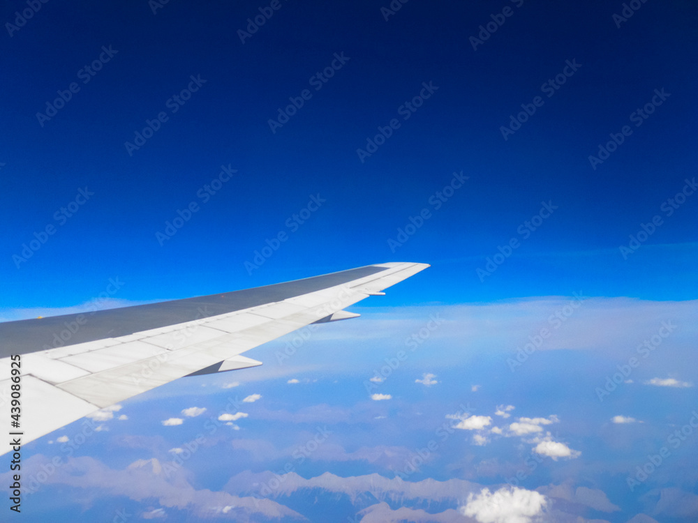 大空と飛行機の翼 大空と飛行機の翼