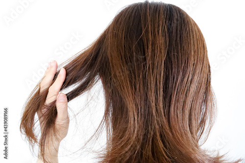 髪の毛を触る女性