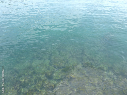 透き通る熱海サンビーチの海（静岡県熱海市）