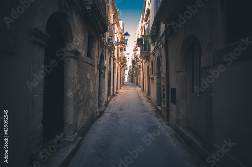 Fototapeta Naklejka Na Ścianę i Meble -  Lost on the streets of Isola di Ortigia in Syracuse, Italy