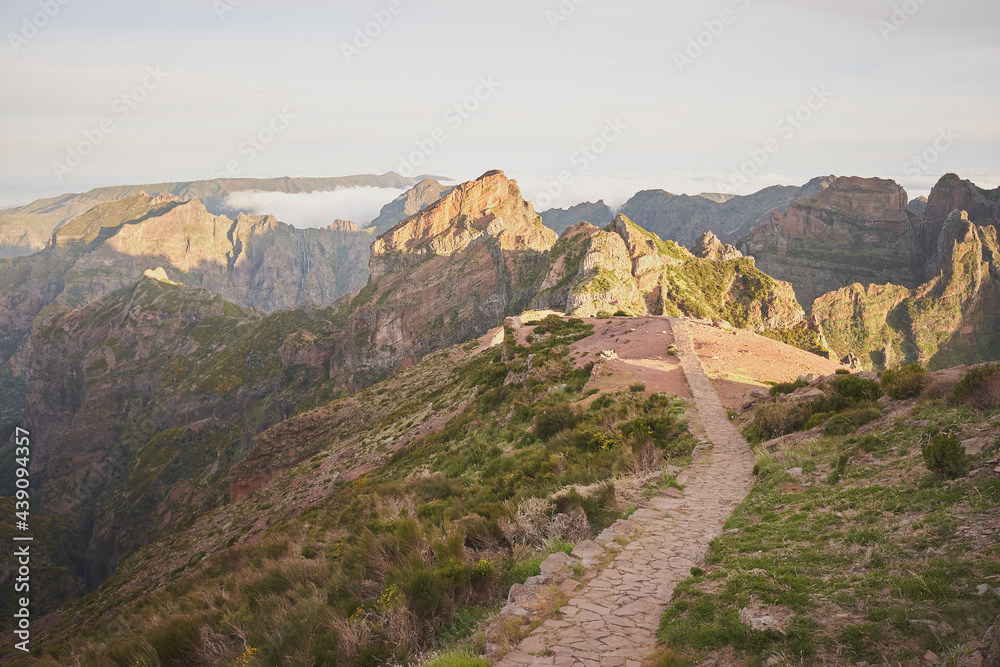 Obraz premium Footpath from Pico do Arieiro to Pico Ruivo mountain peak in Madeira island, Portugal. Beautiful morning landscape shot.