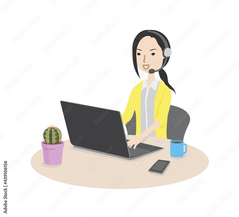 テレワークでヘッドセットを付けて仕事をしている女性
テレワークでヘッドセットを付けて仕事をしている女性
