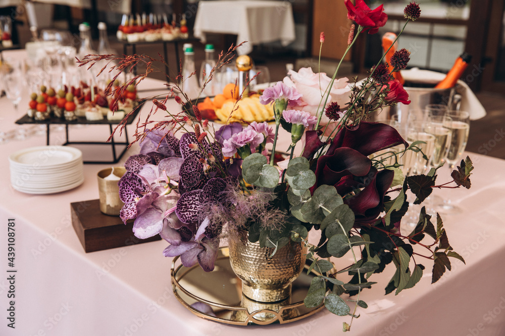 Fototapeta premium Wedding flowers on the banquet table. Table decoration.