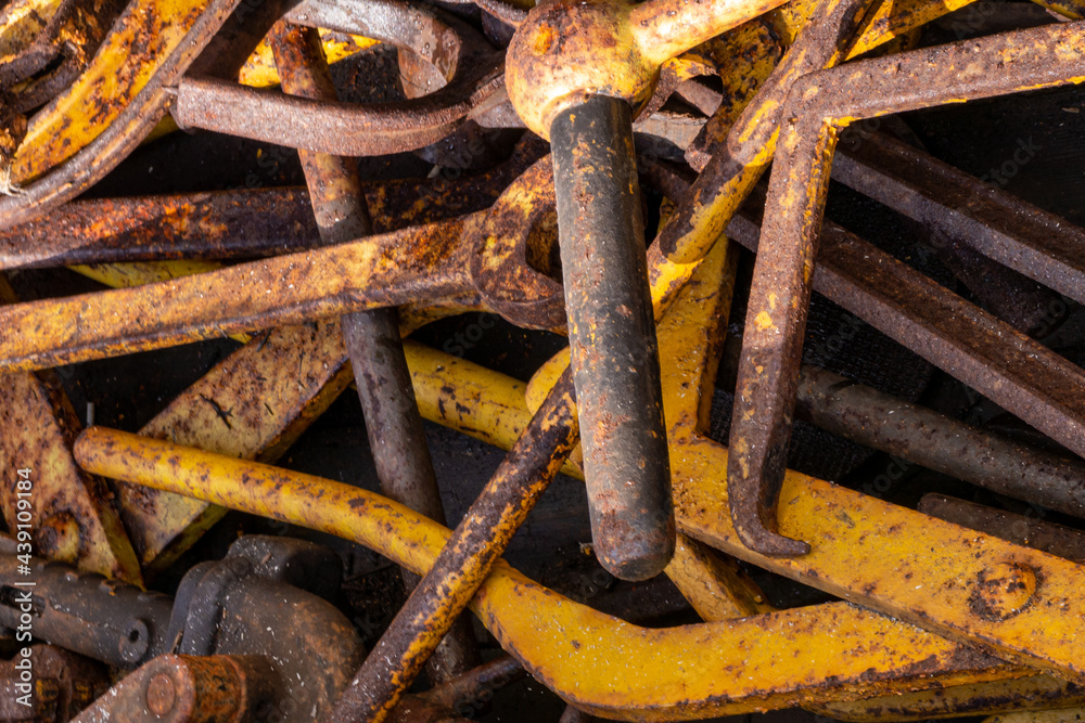 Rostiges Werkzeug und Metallteile in einer Kiste Rostiges Werkzeug und Metallteile in einer Kiste