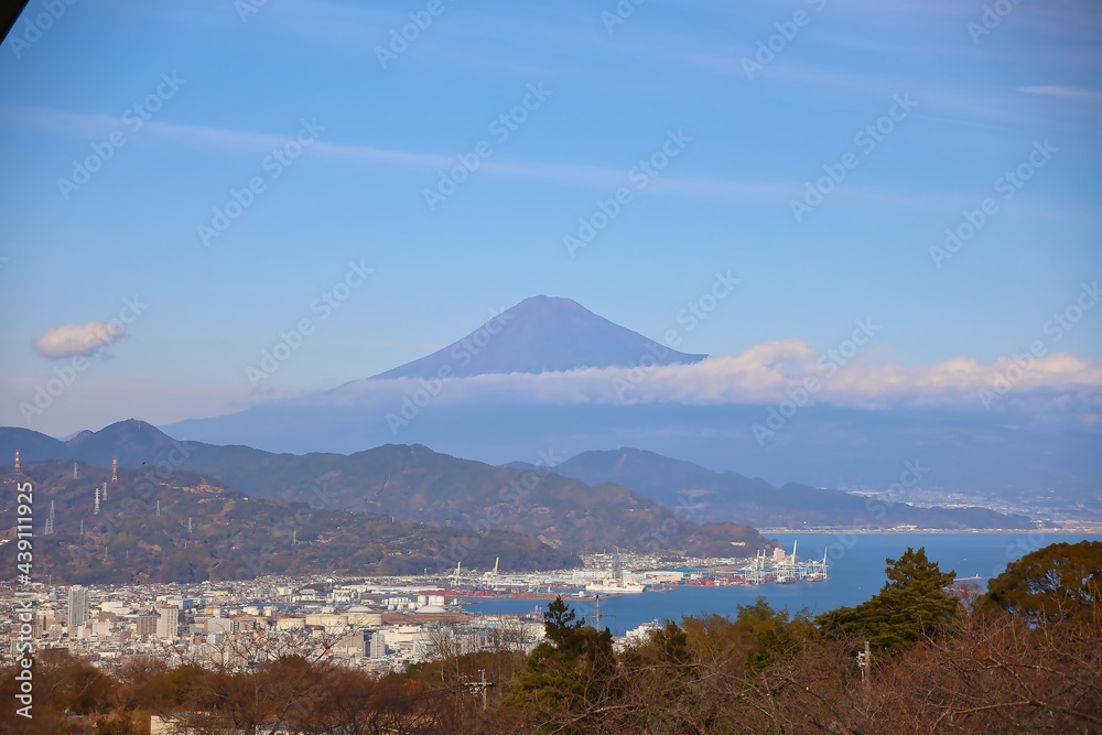 駿河湾に浮かぶ富士山