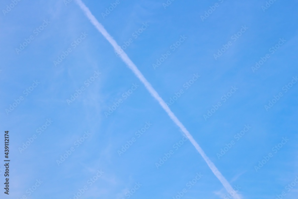 青空の飛行機雲 青空の飛行機雲