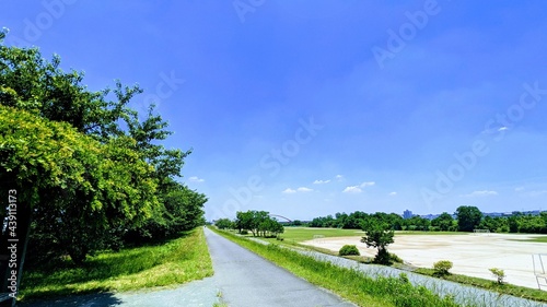 多摩川サイクリングロードと青空