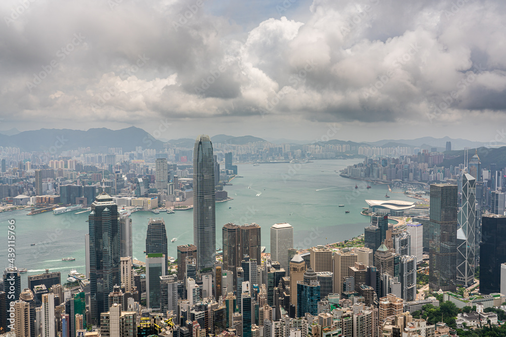 Fototapeta premium Hong Kong financial district skyline in a beautiful day from Victoria peak