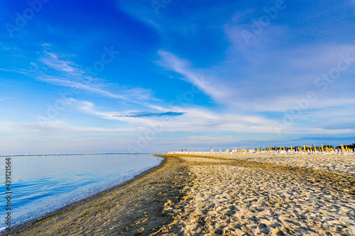 Spiaggia italiana con il mare blu e il cielo azzurro a Punta Marina, in Italia. Spiaggia con sabbia dorata al tramonto. Spiaggia italiana. Panorama italiano. photo