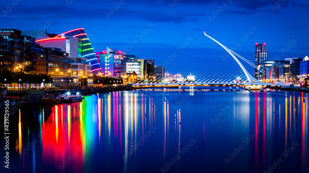 Fototapeta premium Dublin Port and Financial District 