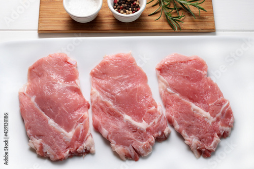 Scaloppine di vitello con spezie su un piatto bianco. Direttamente sopra. photo