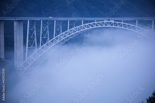 朝霧の広島空港大橋 広島県三原市棲鎮寺公園からの眺望