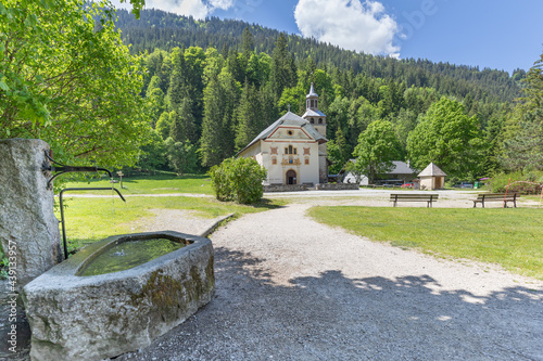 Fotografía A lovely blue sky day at Notre Dame de la Gorge, Les Contamines-Montjoie in the