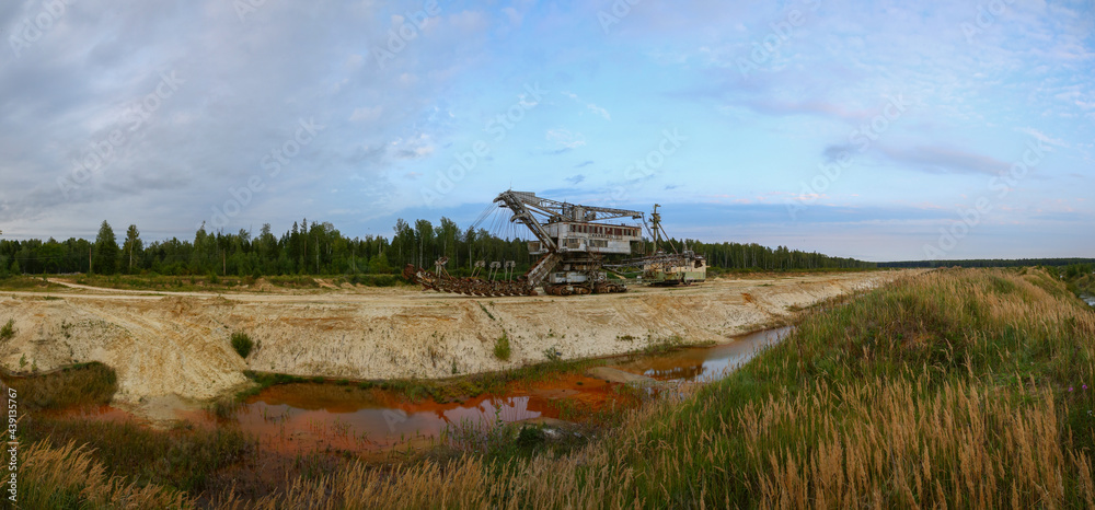 Takraf Ers 710 Abzetzer giant multi bucket excavator in career panoramic view