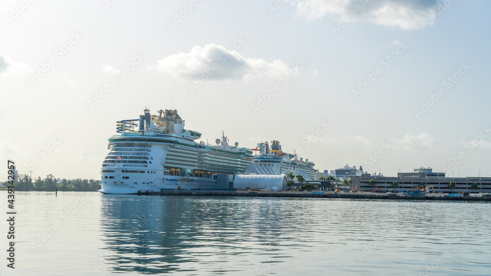 Cruise Ship docked in Biscayne Bay (1)