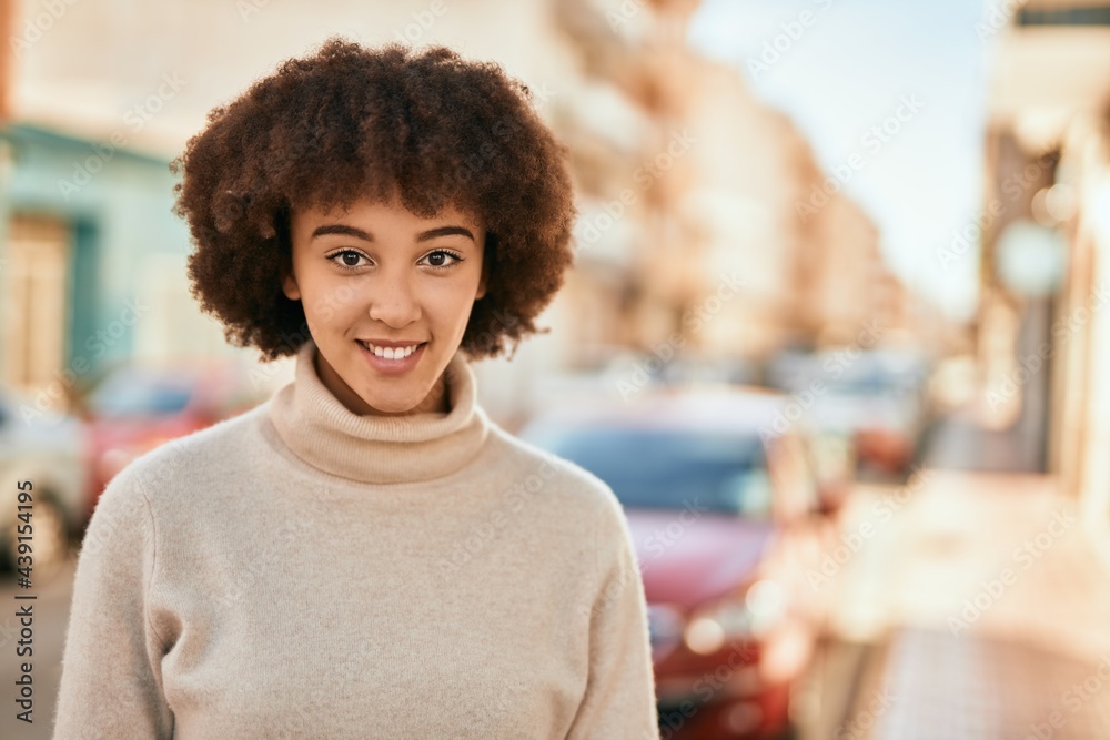 Fototapeta premium Young hispanic girl smiling happy standing at the city.