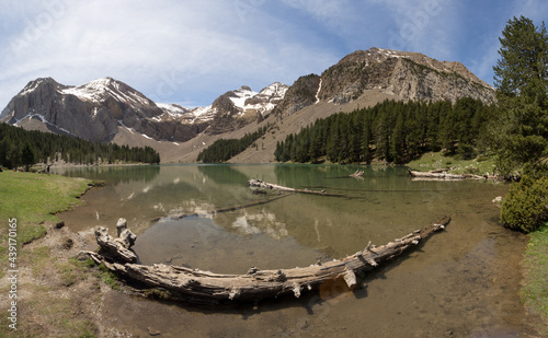 Views of a lake between mountains in the Pyrenees