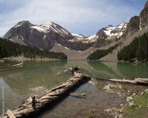 Views of a lake between mountains in the Pyrenees