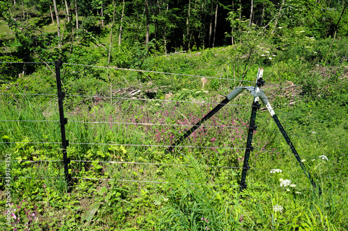 Elektrozaun zum Schutz eines Beweidungsgebiets für Nutztiere gegen das Eindringen des Wolfs im Westerwald in Rheinland-Pfalz - Stockfoto photo