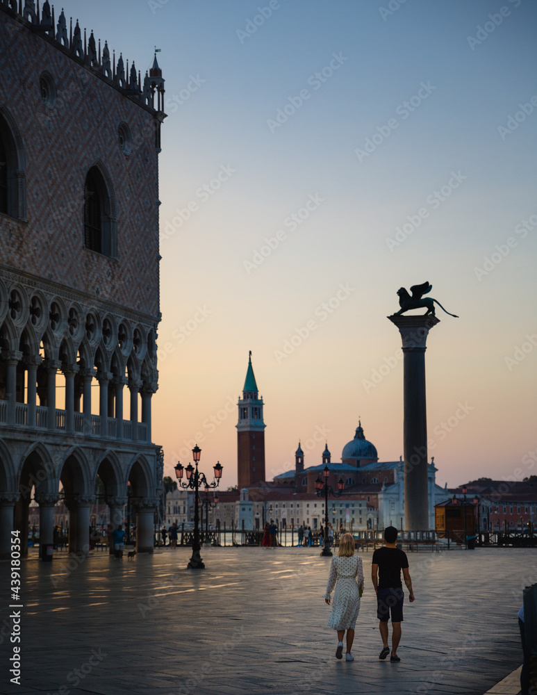Naklejka premium Couple at Sunset in St. Mark's Square