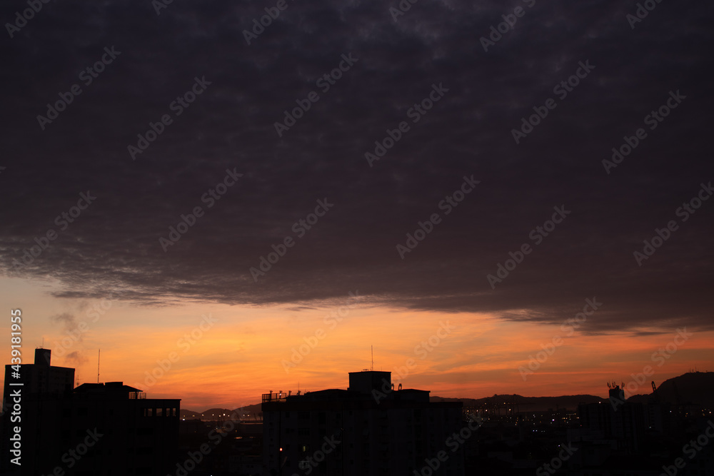 pôr-do-sol na cidade silhueta