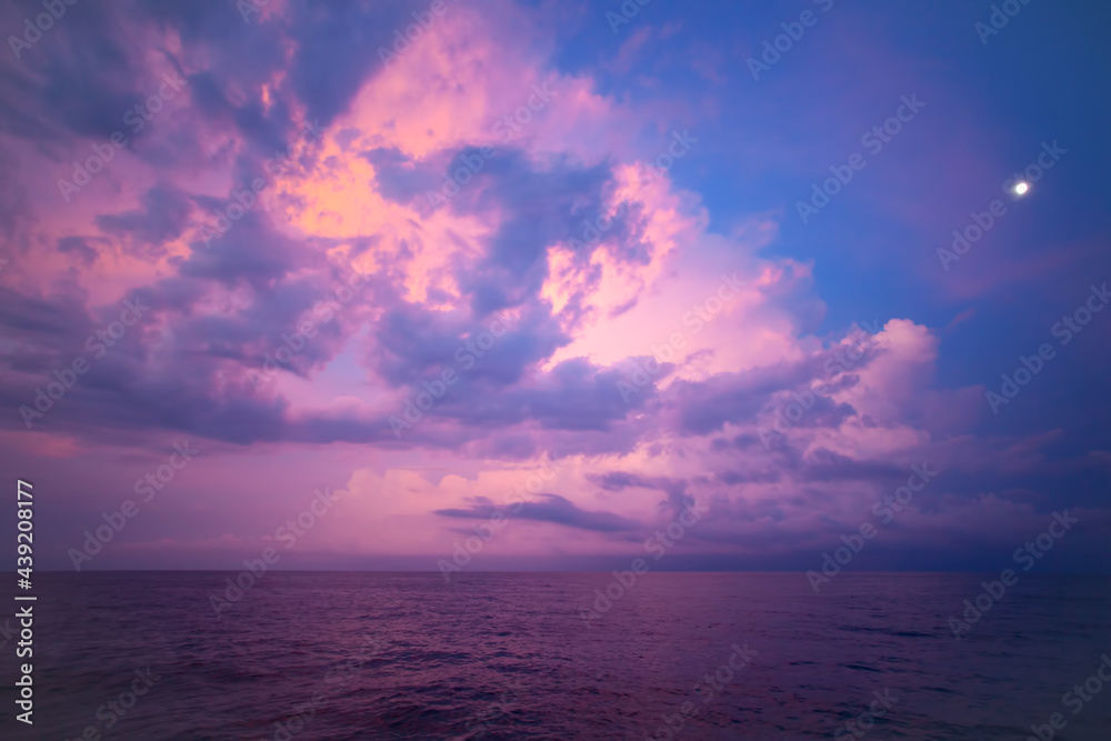 Sonnenuntergang auf einem Boot mit Vollmond