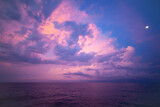Sonnenuntergang auf einem Boot mit Vollmond